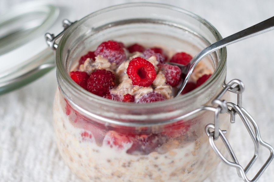 Ленивая овсянка в банке с ягодами