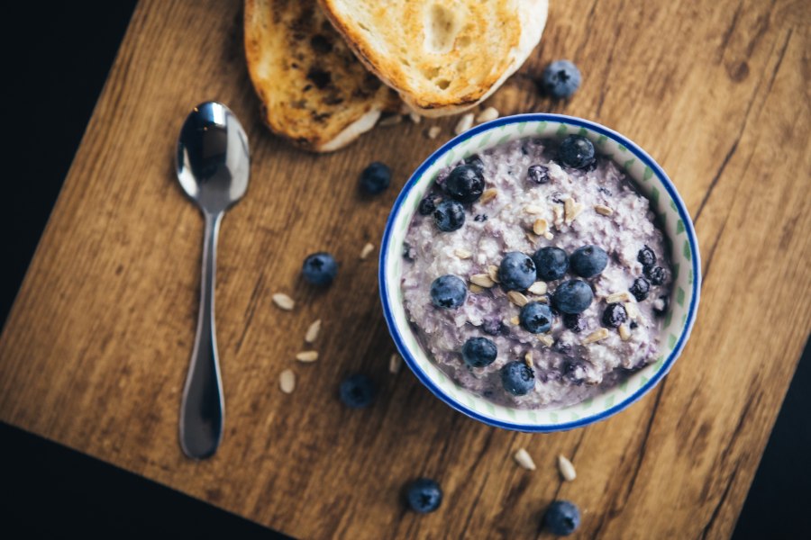 Овсянка в банке с ягодами