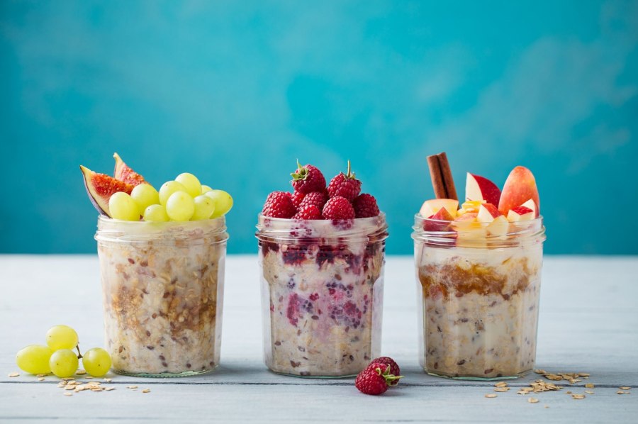 Овсянка в банке с фруктами