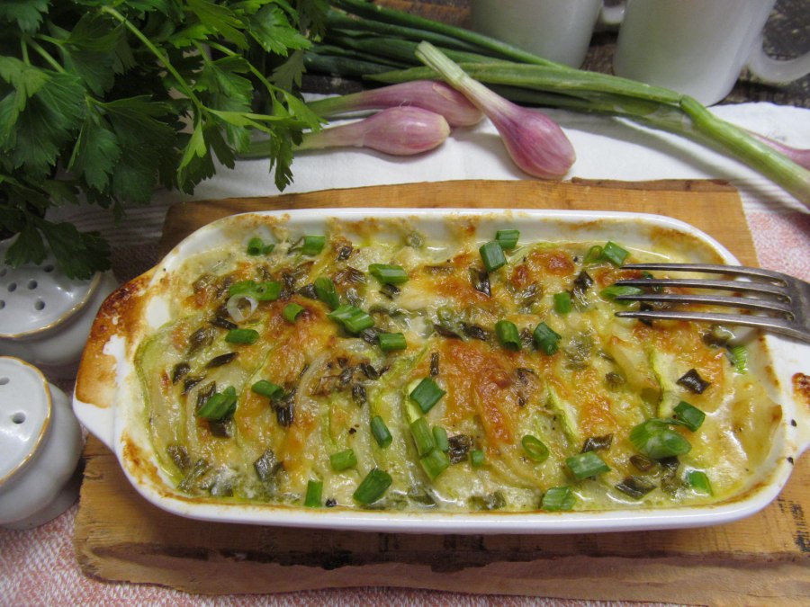 Тушёные кабачки с овощами в духовке