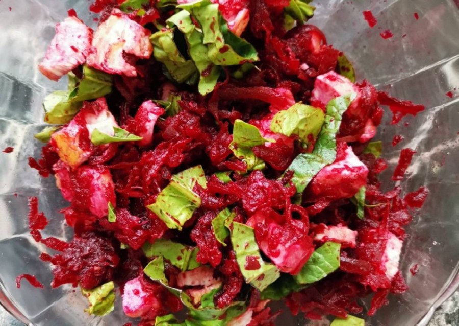 Салат с уткой и свеклой