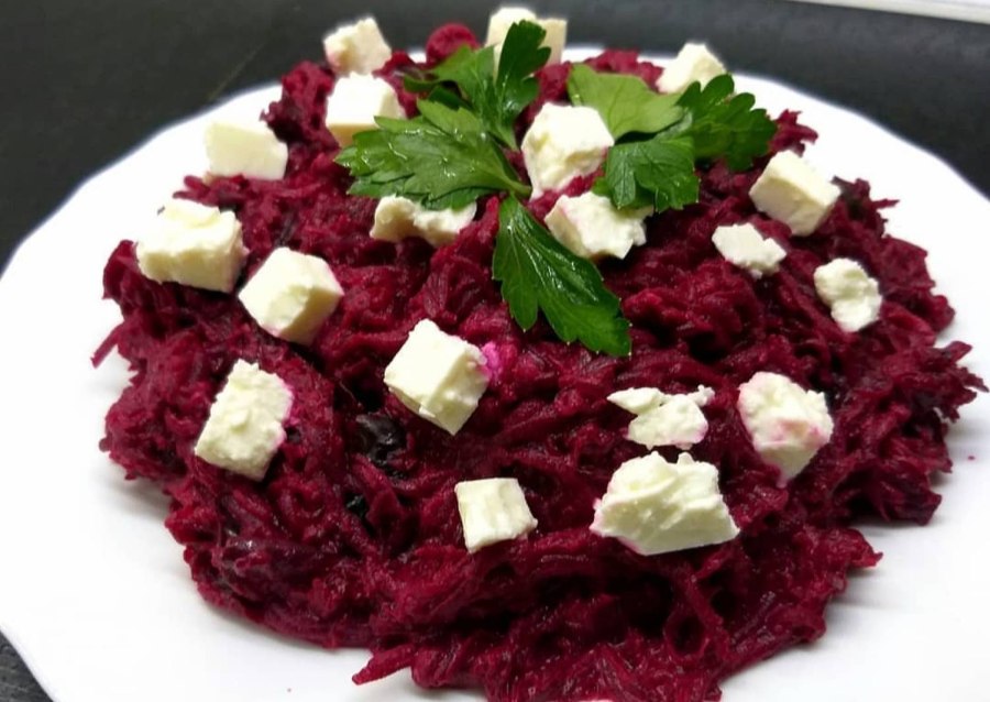 Салат с хурмой и свеклой