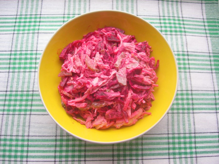 Салат с курицей и свёклой слоями