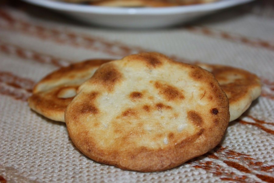 Рассыпчатые лепешки на деревенской сметане