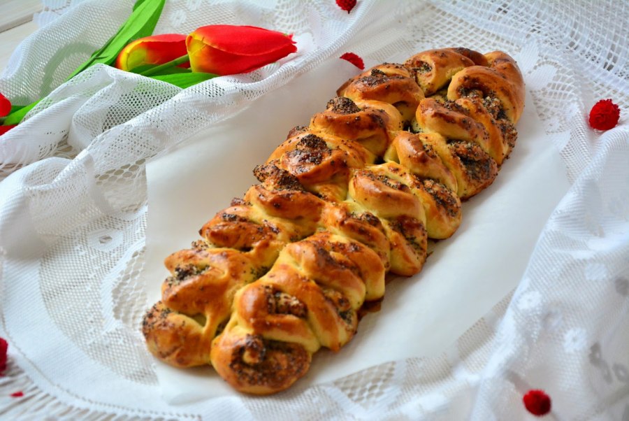 Плетенка из сосисок в тесте