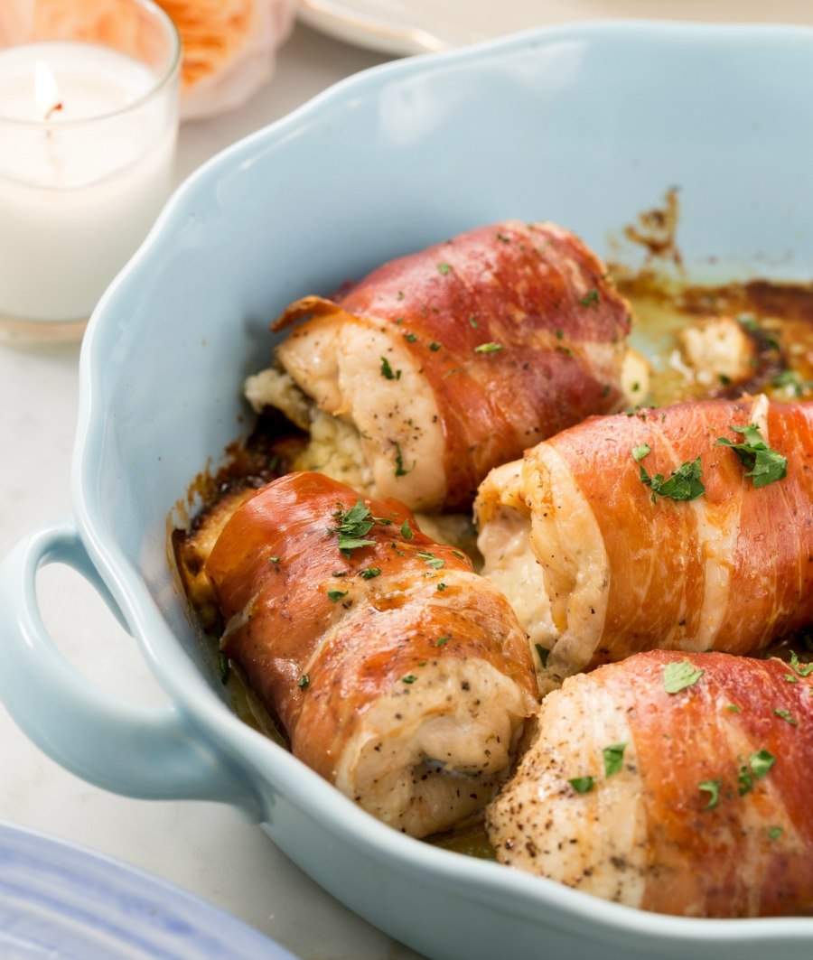 Рулетики из индейки с черносливом и сыром