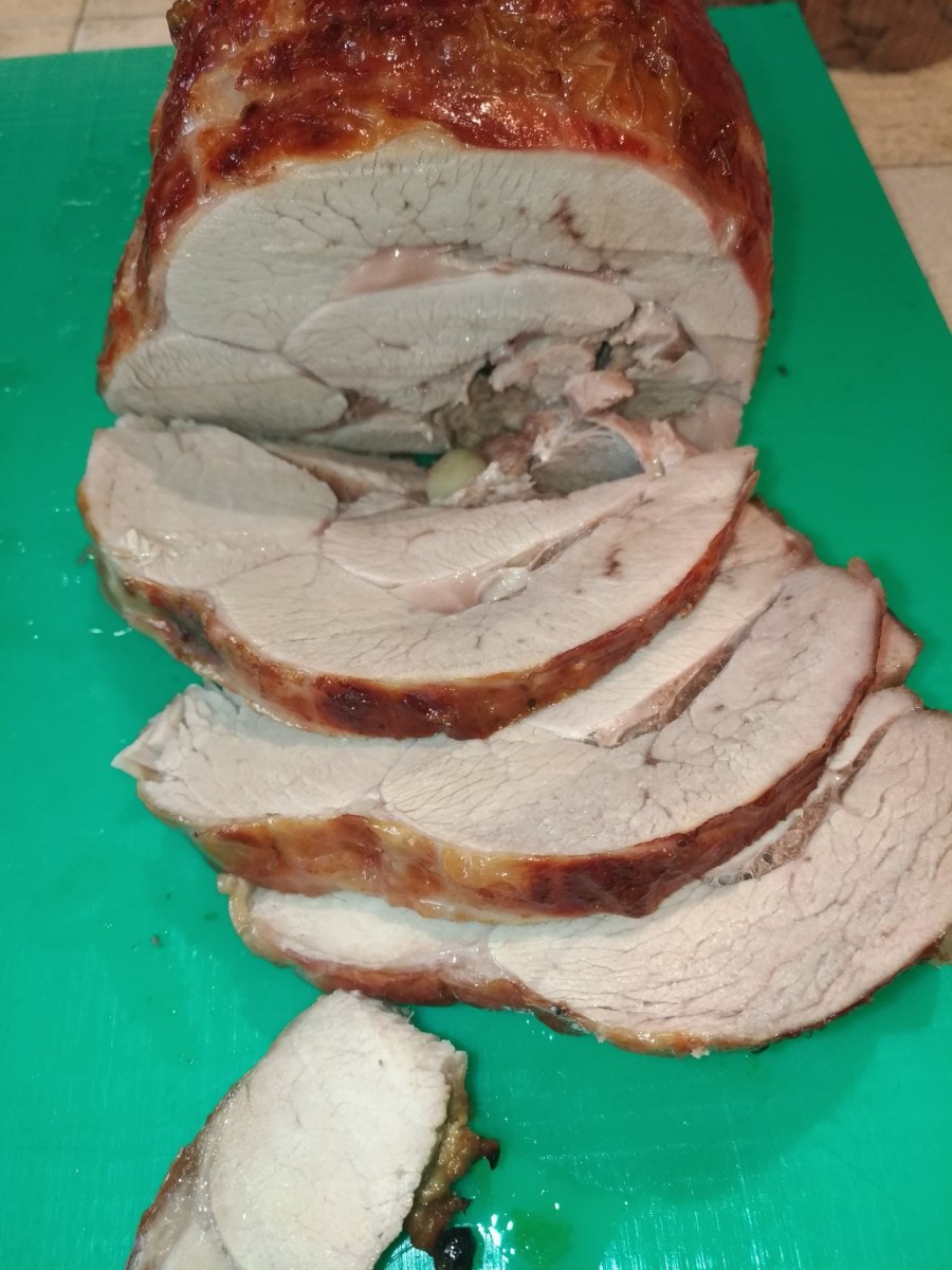 Рулет из бедра индейки в духовке в фольге