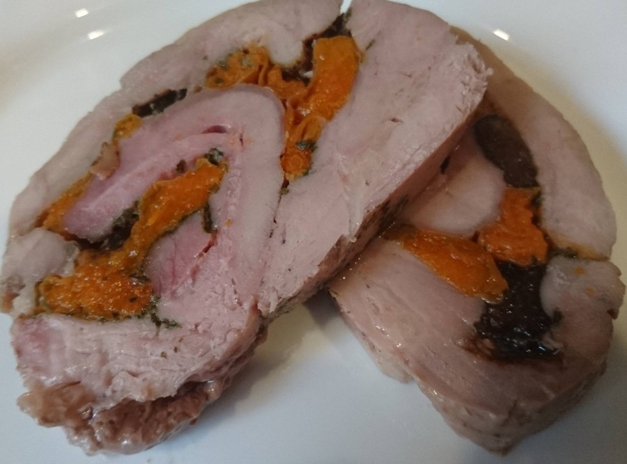 Рулет из филе индейки с черносливом