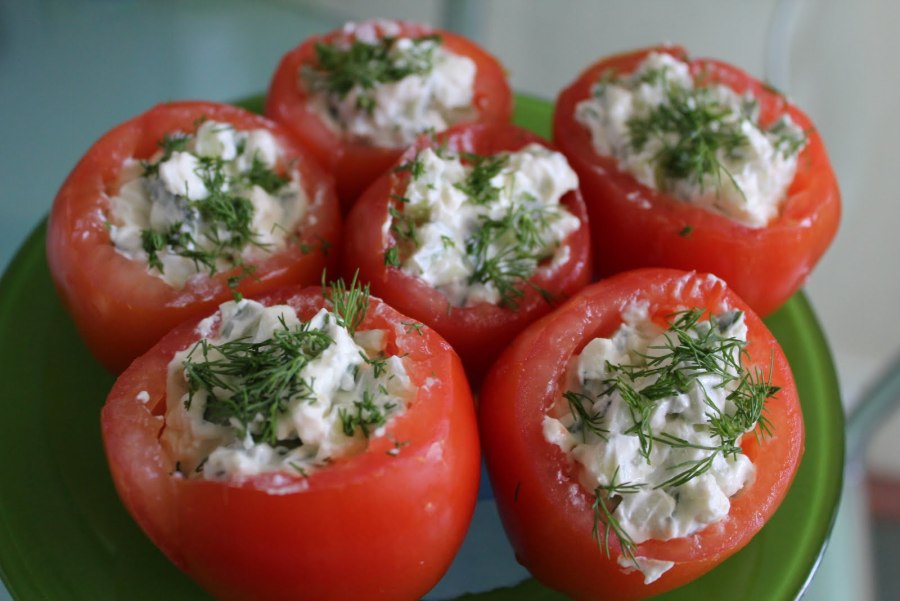 Фаршированные яйца с помидорами черри