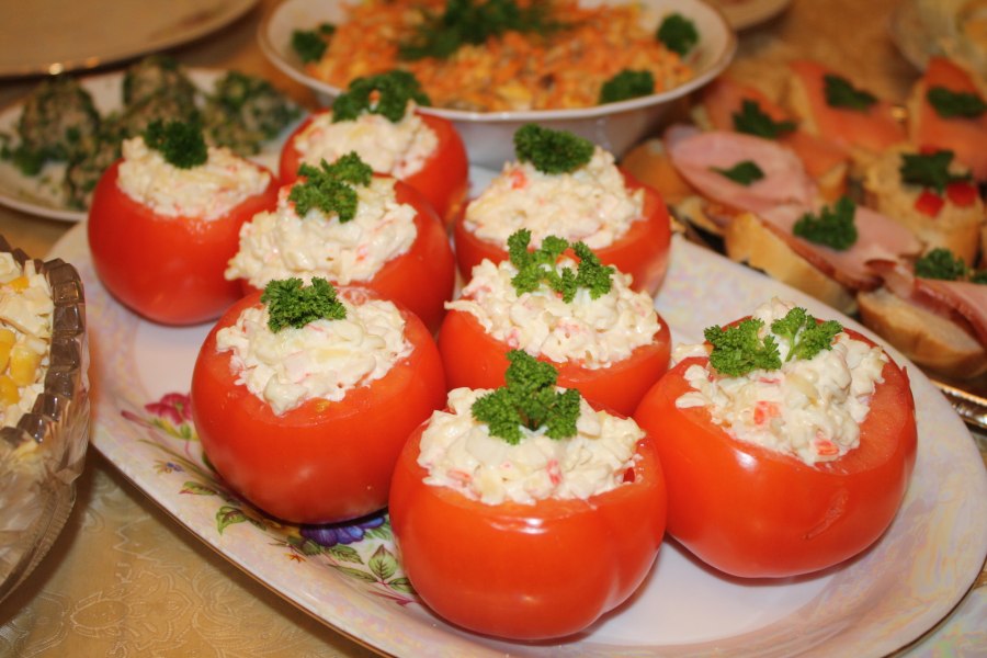 Помидоры фаршированные салатом