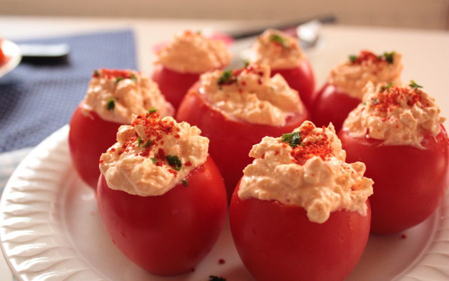 Фаршированные помидоры с сыром