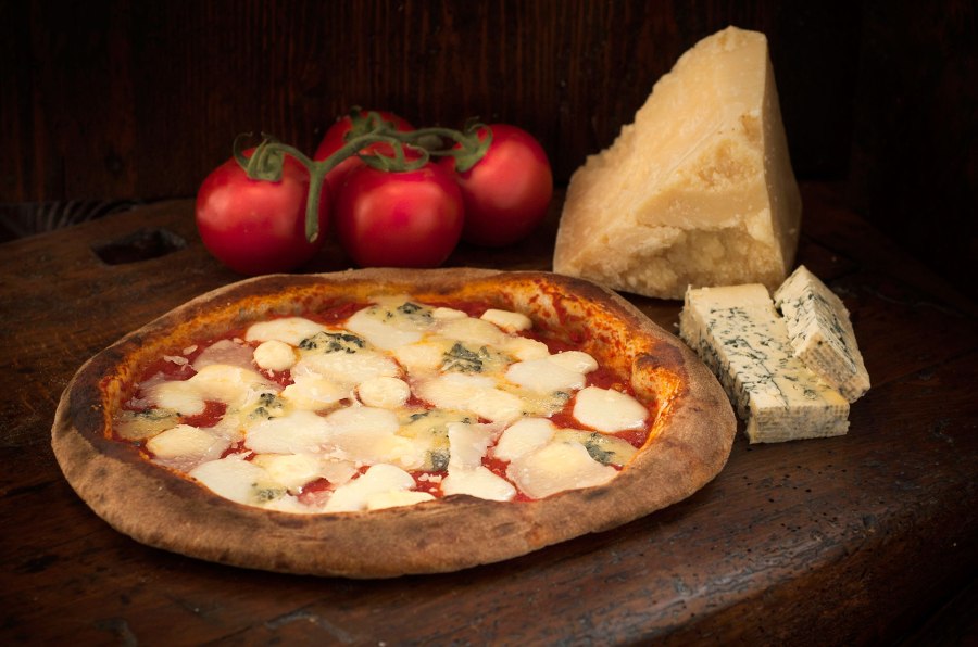 Пицца «четыре сыра» (quattro formaggi)