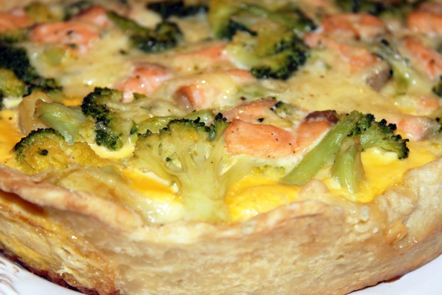 КИШ С семгой и брокколи