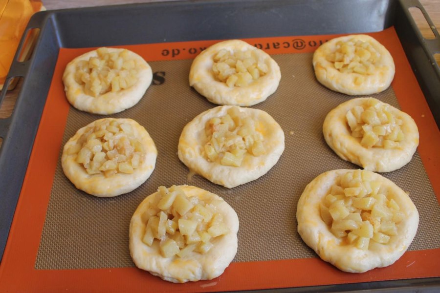 Ватрушки с творогом и вишней с штрейзелем