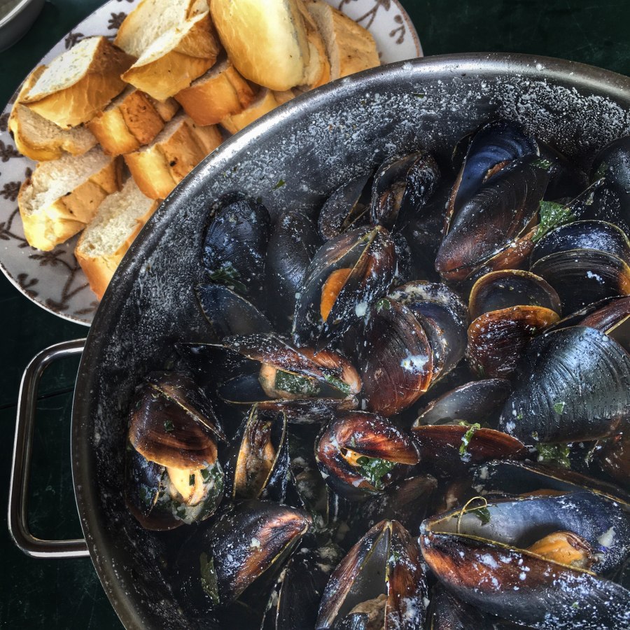 Синяя вода при варке мидий