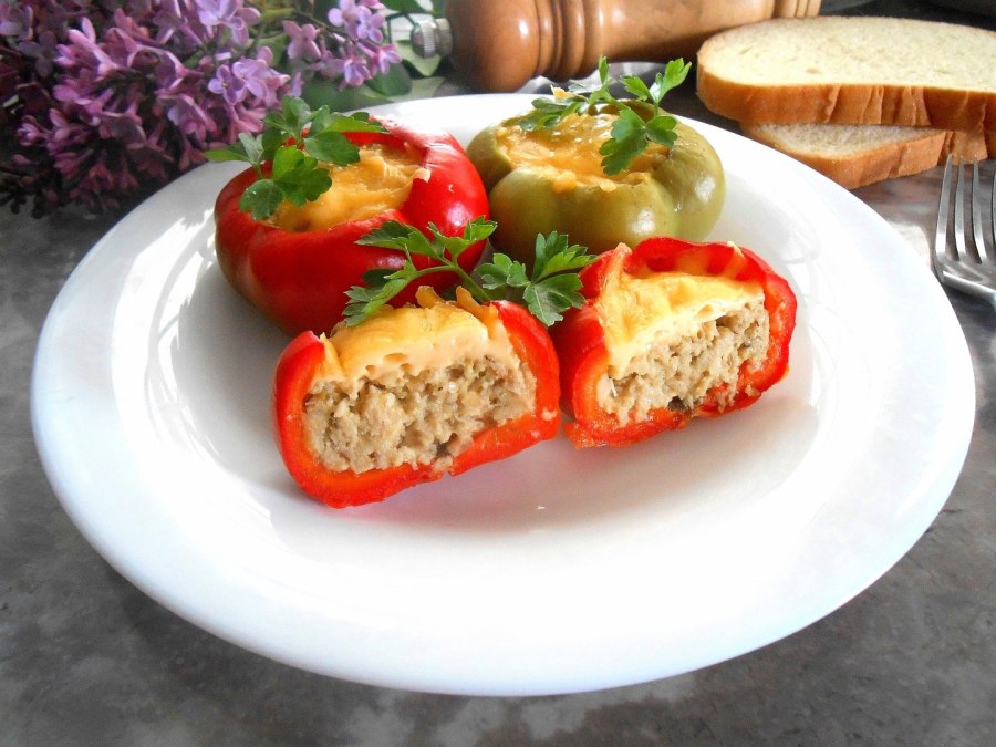 Фаршированный перец с куриной грудкой и сыром