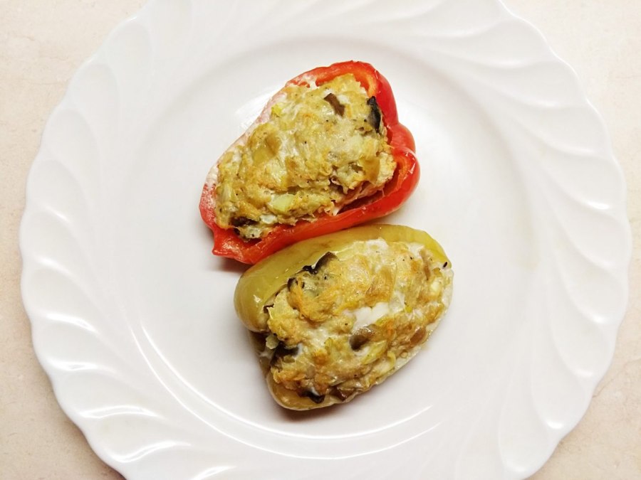 Фаршированные половинки перца