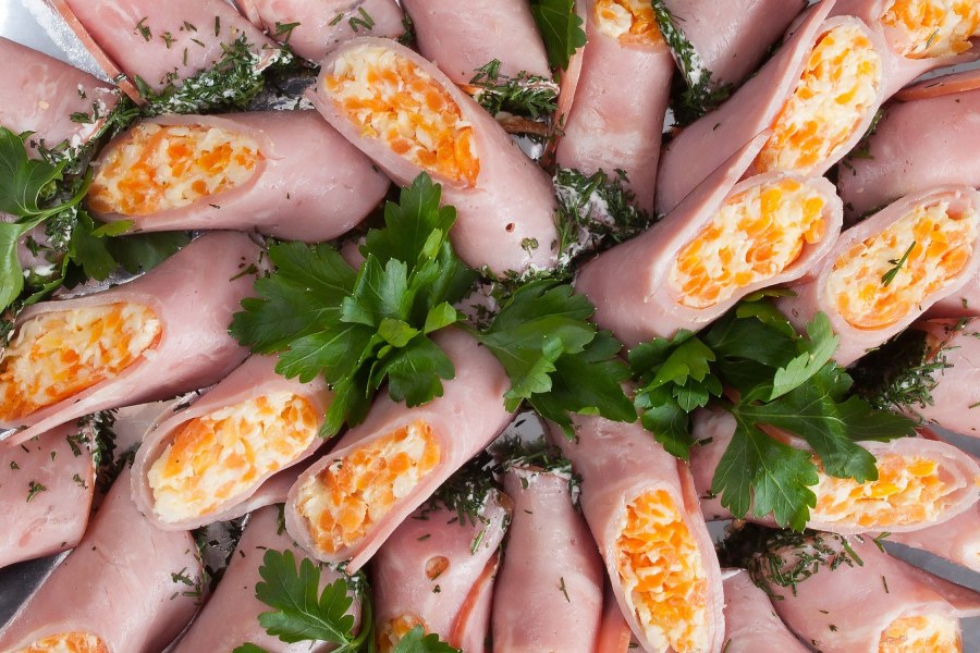 Ветчина фаршированная сыром с чесноком