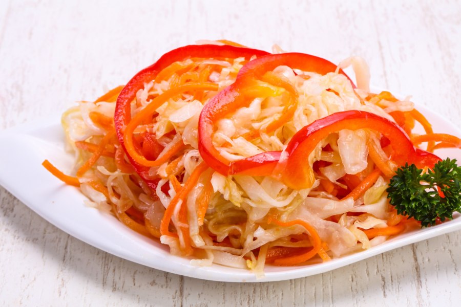 Квашеная капуста с морковью и перцем
