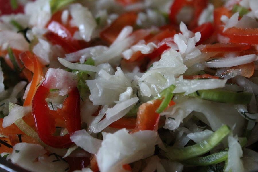Салат с капустой и перцем