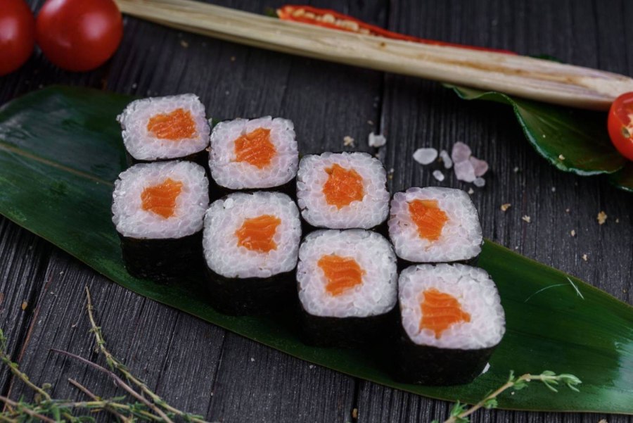 Ролл нори маки с лососем