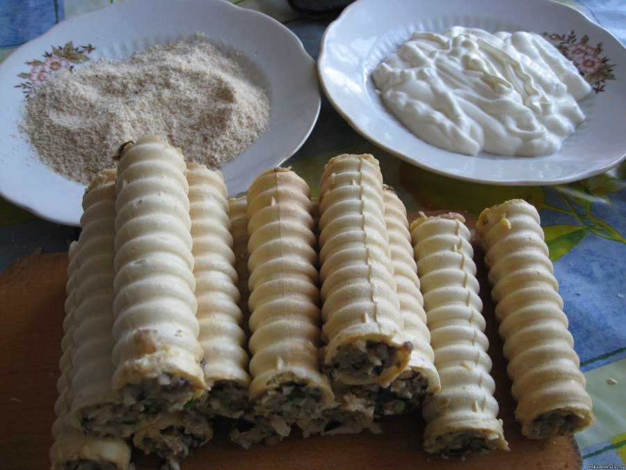 Вафельные трубочки в электровафельнице с заварным кремом