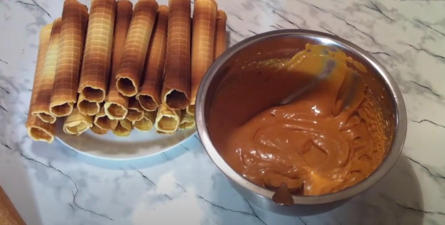 Вафельные трубочки с заварным кремом