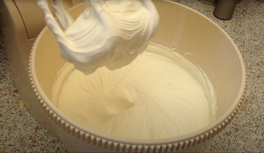 Пирожное в вафельном рожке