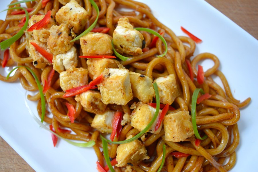 Тофу с лапшой соба