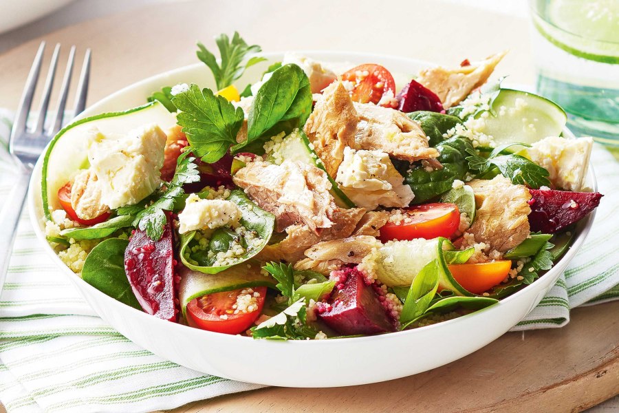 Овощной салат со скумбрией