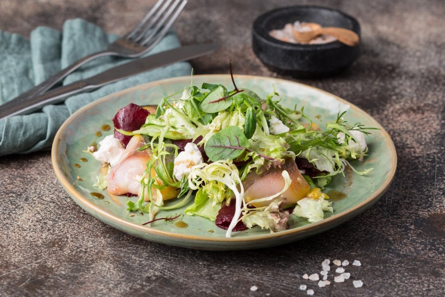 Салат со скумбрией