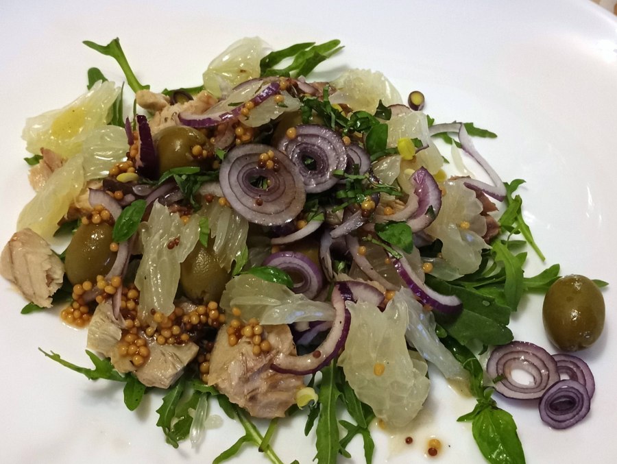 Скумбрия запеченная с салатом