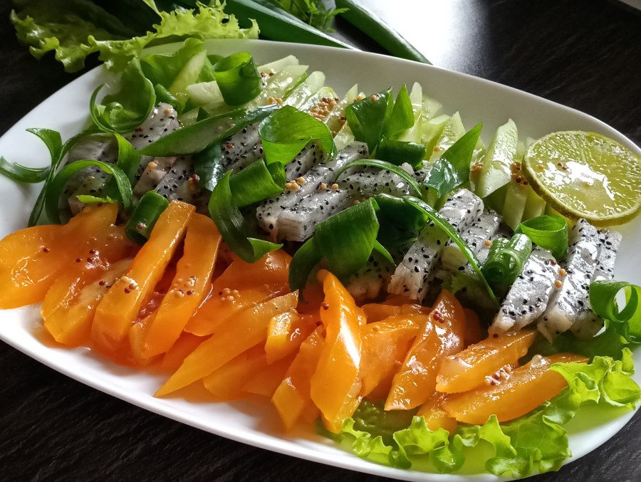 Салат со скумбрией и картошкой