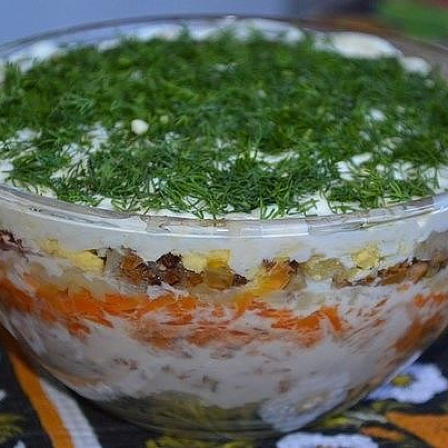 Слоеный салат со скумбрией