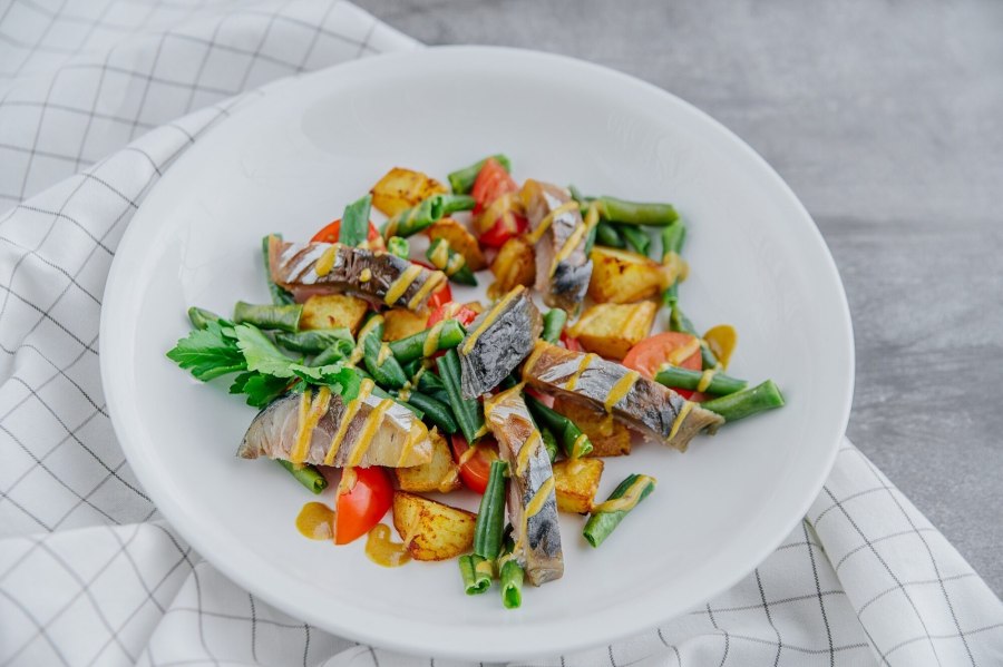 Салат с жареной скумбрией