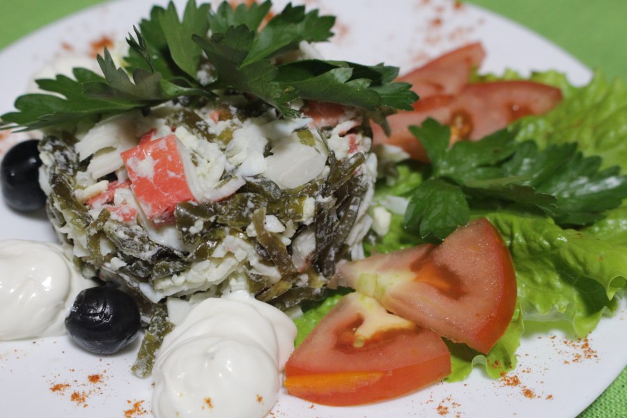 Салат с копчёной грудкой и сухариками