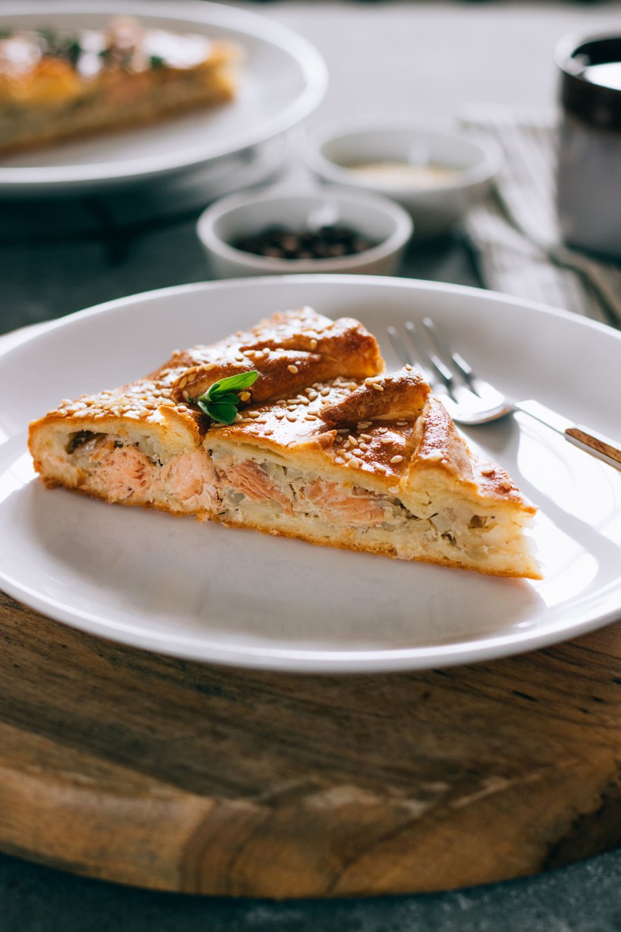 Открытый пирог с консервой рыбной