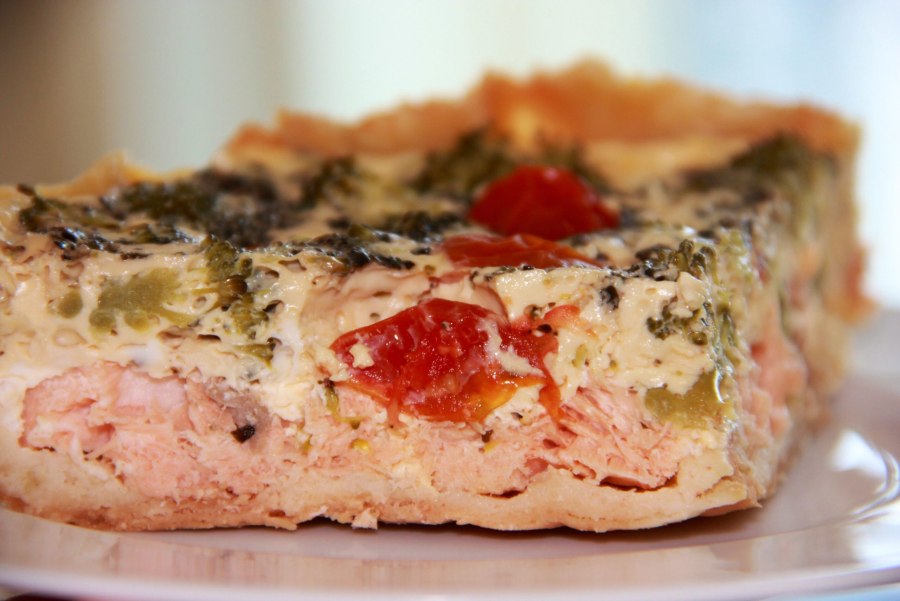 Заливной пирог с консервой