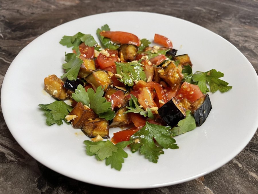 Салат с хрустящими баклажанами