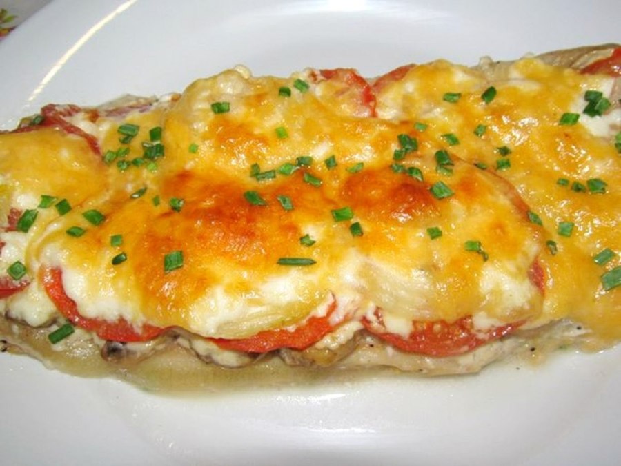 Филе под сыром с помидорами