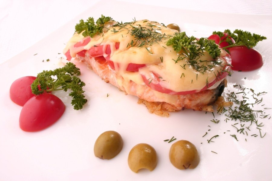 Горбуша с овощами и сыром