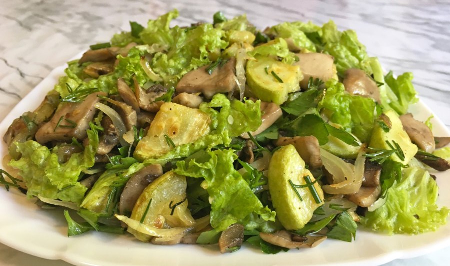 Теплый салат с кабачками