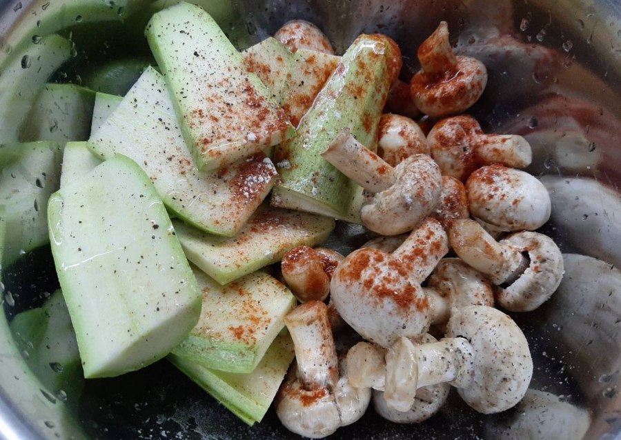 Кабачки и грибы на мангале