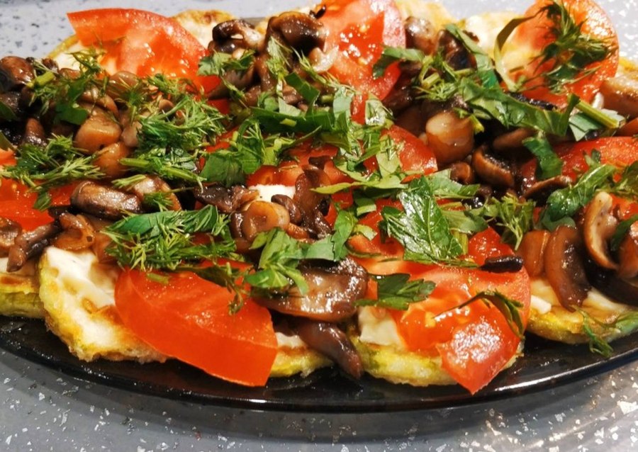 Кабачки жареные с помидорами и грибами