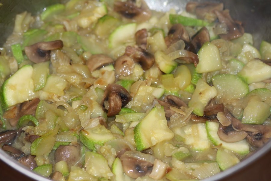 Блюдо с кабачком и грибами