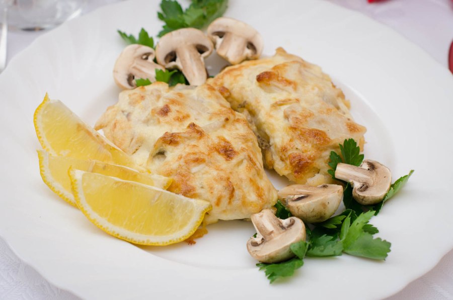 Рыба запеченная в соусе с грибами