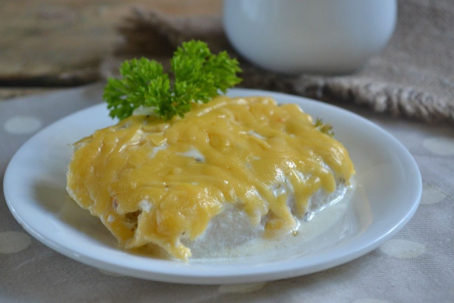 Рыба запеченная под молочным соусом