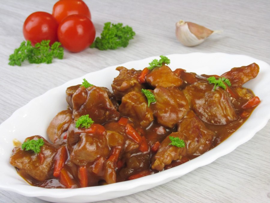 Тушеная свинина в соевом соусе
