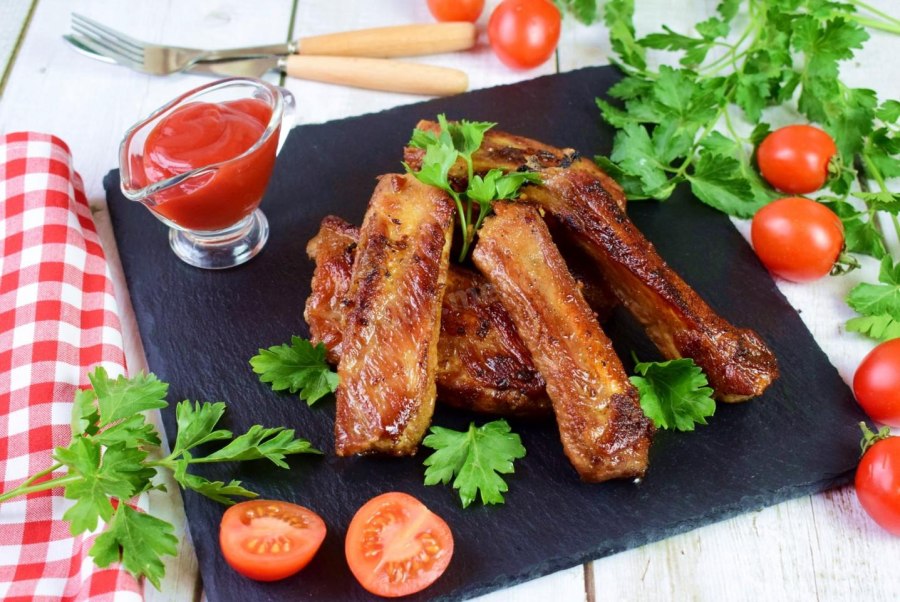 Ведро свиных ребрышек