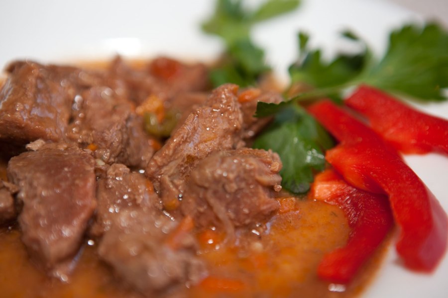 Стейк с гранатовым соусом